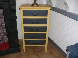 chiffonier 5 tiroirs jaune et gris